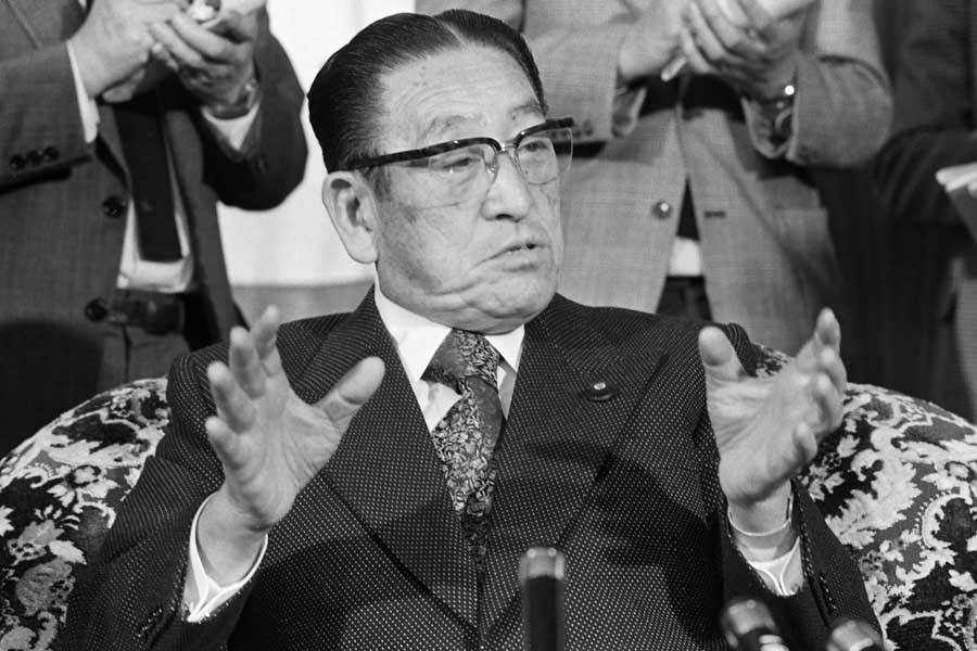 2回公判を終え、会見する荒船清十郎裁判長（東京・千代田区の参院第2別館）。1977年2月撮影（画像：時事）