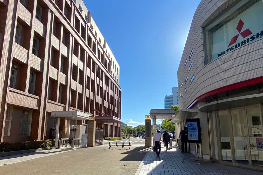 海岸線沿線の経済を支えてきた三菱重工神戸造船所（画像：高田泰）