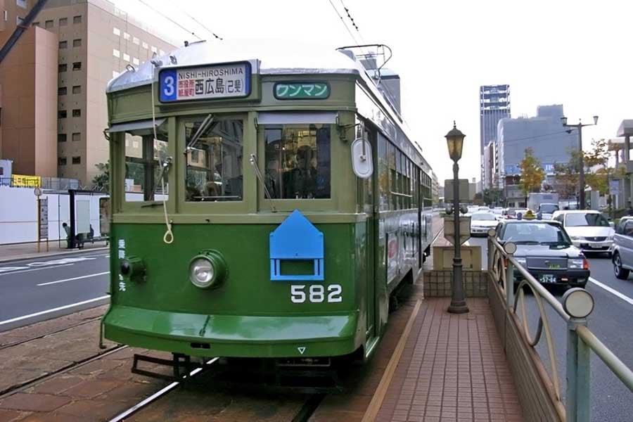 出身地の神戸市電カラーで走る大正生まれの582号。神戸市電は1971年に廃止、神戸市電カラーの現役車両が見られるのは広島だけ（画像：若杉優貴）