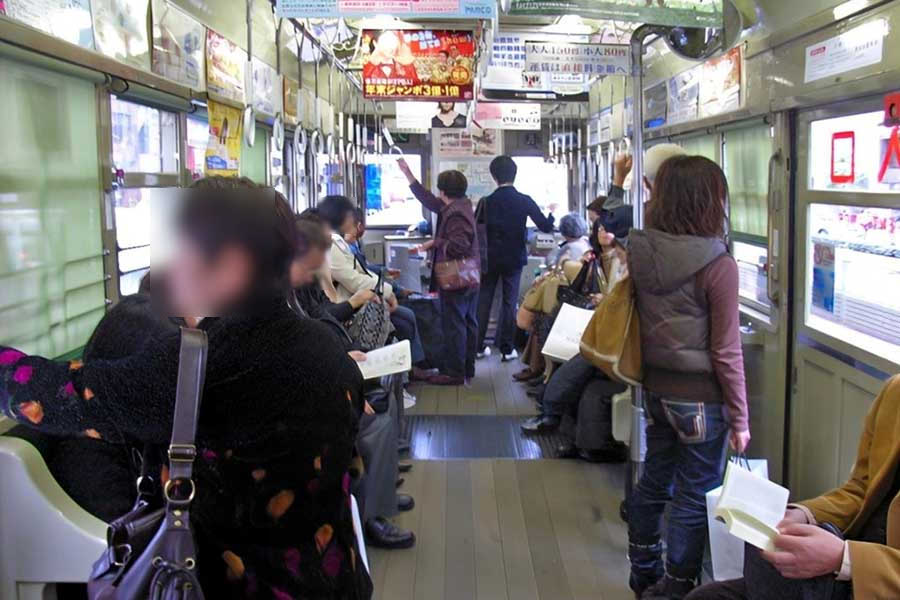 広島の街を走る元神戸市電582号の車内。今から100年前に製造された車両だ。「神戸スタイル」だった優美な曲線を描く手すりや金具に注目してほしい（画像：若杉優貴）