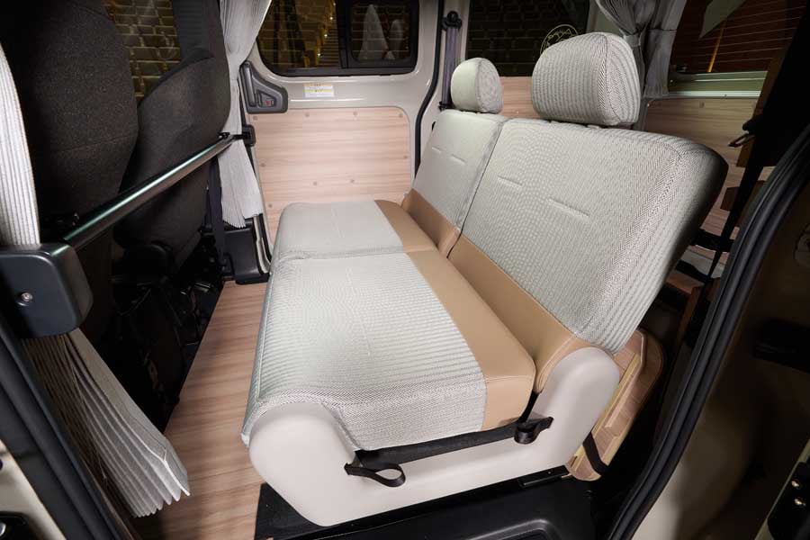 12月発売の日産自動車「NV200バネット MYROOM」（画像：日産自動車）