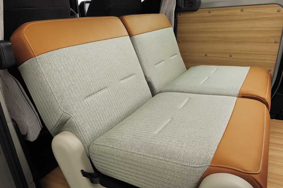 12月発売の日産自動車「NV200バネット MYROOM」（画像：日産自動車）