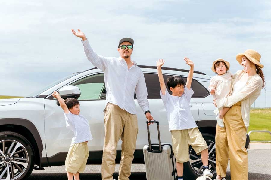 子どもの多い家族とクルマ(画像:写真AC)