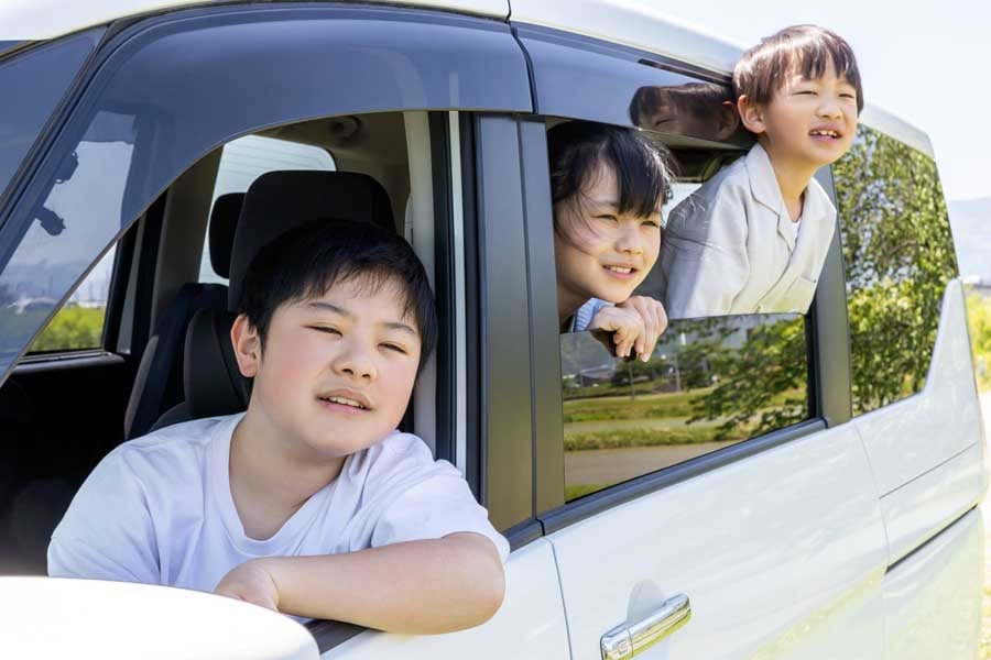 クルマに乗っている子どもたち(画像:写真AC)