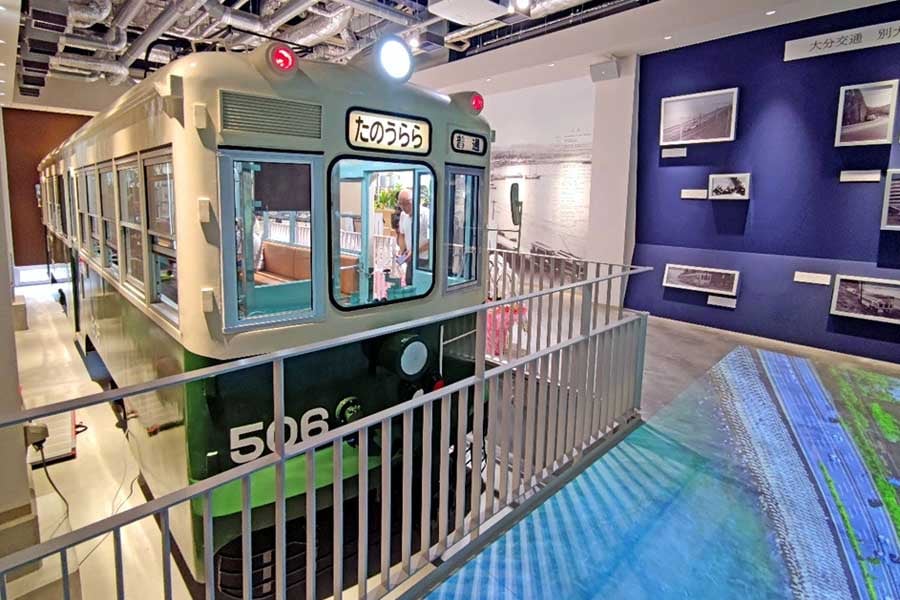 道の駅「たのうらら」のシンボルとなっている路面電車「大分交通別大線506号」(画像:若杉優貴)
