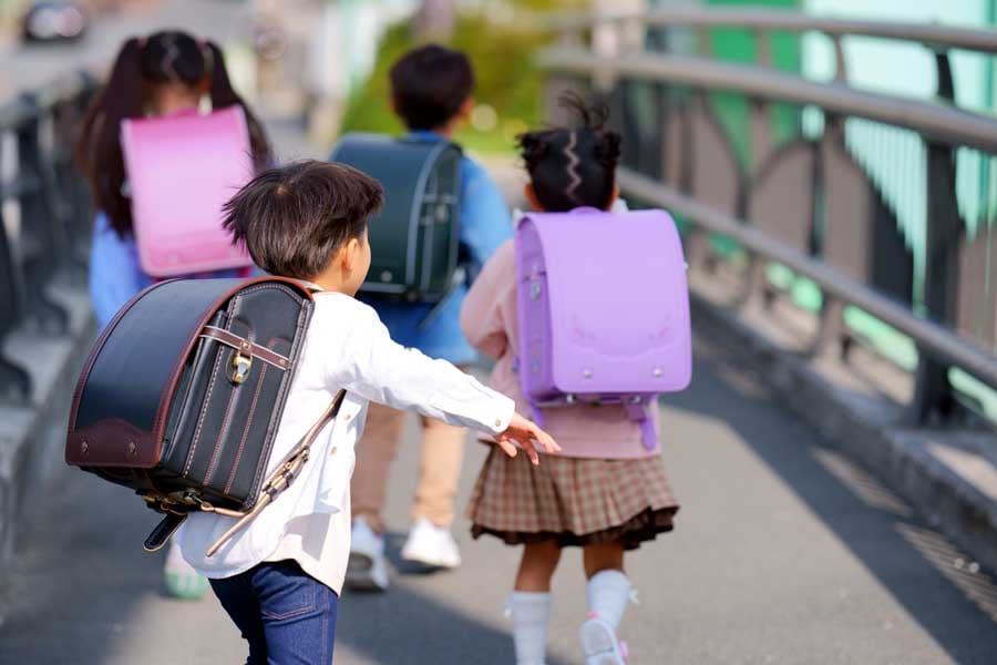 歩道橋を渡る子どもたち(画像:写真AC)