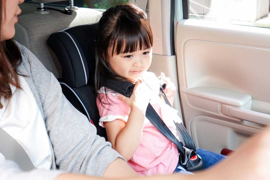 シートベルトを着用する子ども(画像:写真AC)