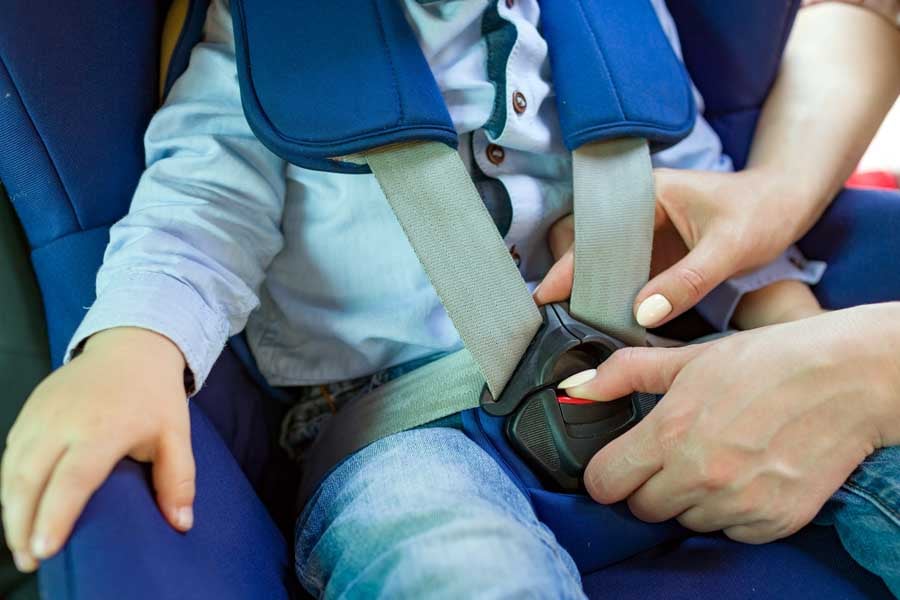 チャイルドシートに座る子ども(画像:写真AC)