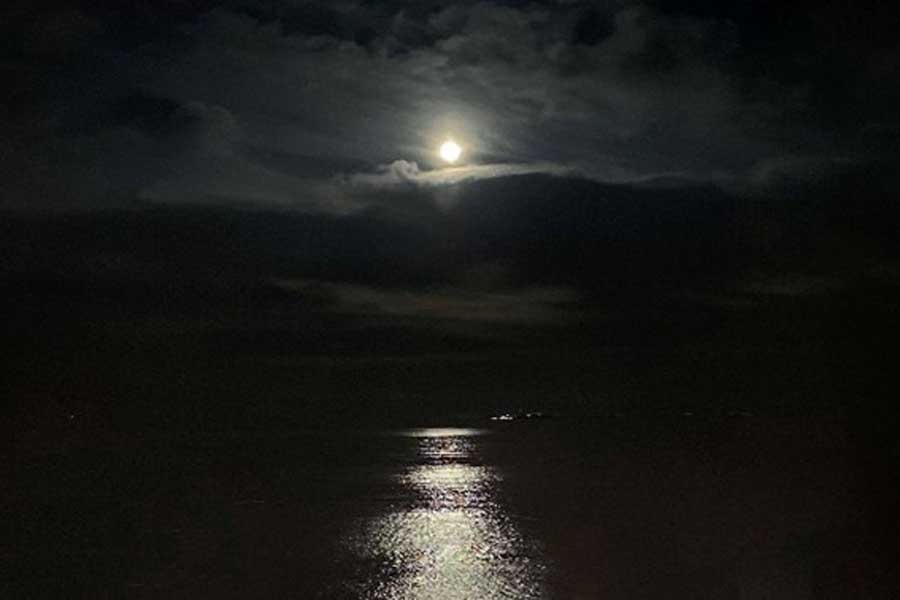 熱海・伊豆山のホテル「佳ら久」から見た満月（画像：オリックス・ホテルマネジメント）