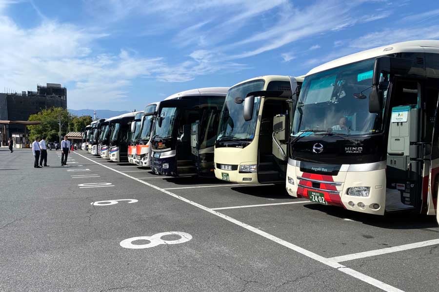 修学旅行の観光バスが並ぶ清水坂観光駐車場（画像：高田泰）