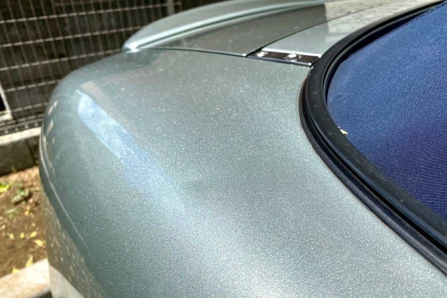 被害額が350万円オーバー！ 雹（ひょう）による被害を受けた車両の様子（画像：Merkmal編集部）