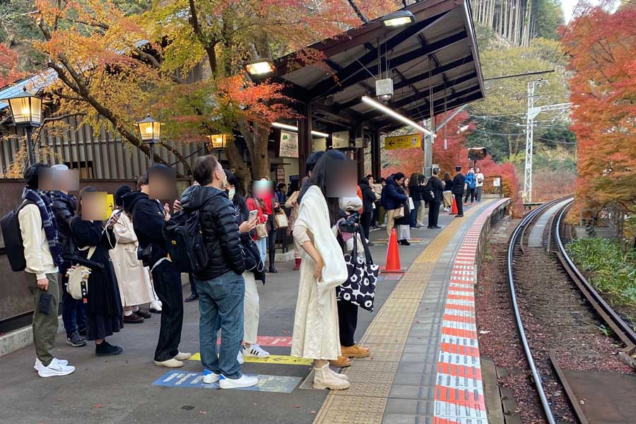 貴船口駅ホームで次の列車を待つ観光客ら（画像：高田泰）