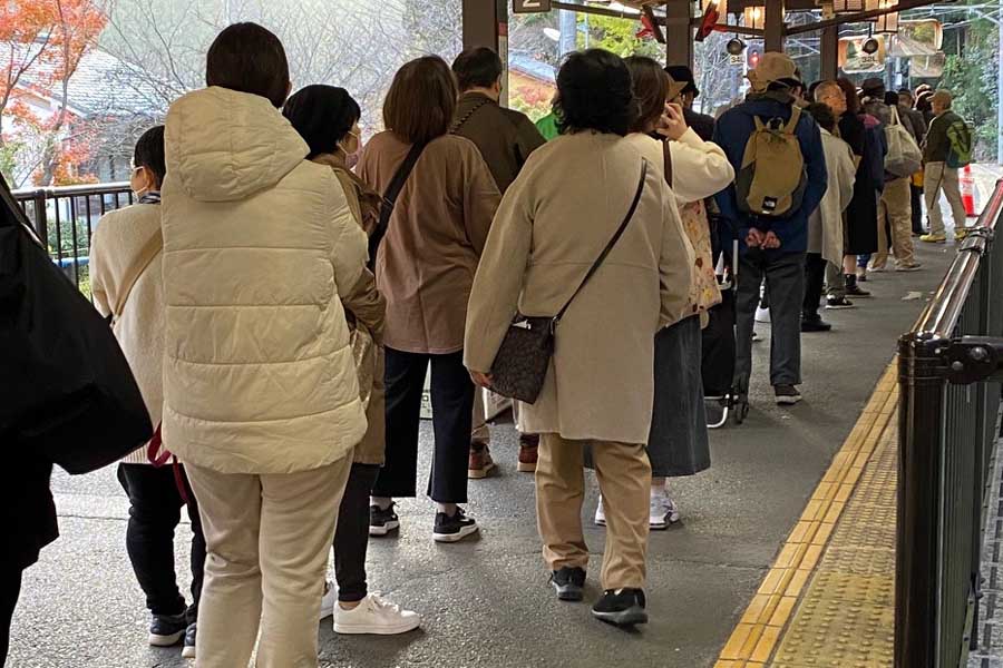 ホーム入場待ちの行列が続く鞍馬駅（画像：高田泰）