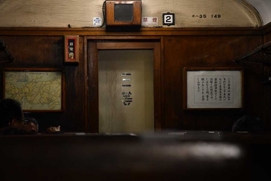 デッキに向かうドアのすりガラスに見える「三等車」の表示。重い扉も旧型客車ならでは（画像：広岡祐）