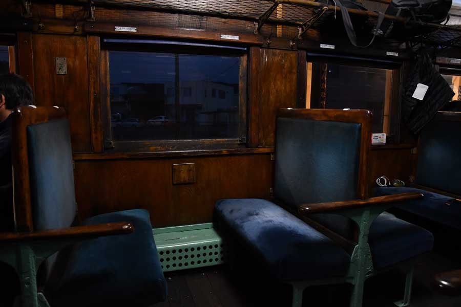 旅人の思い出がつまった座席には、ニスの匂いと木の床にひかれた油の匂い、そして石炭の匂いがほのかに漂う（画像：広岡祐）