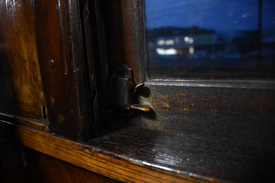 細部の造作も見どころ。窓を開けるラッチも現在の鉄道車両では珍しくなった（画像：広岡祐）