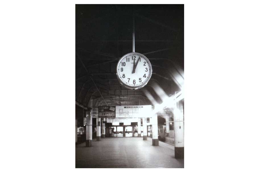 夜行列車がすべて出発した上野駅。乗客のいないホームを、新聞や小荷物を積んだ台車を引くターレットがエンジンのごう音を響かせて行き来していた。1982（昭和57）年撮影（画像：広岡祐）