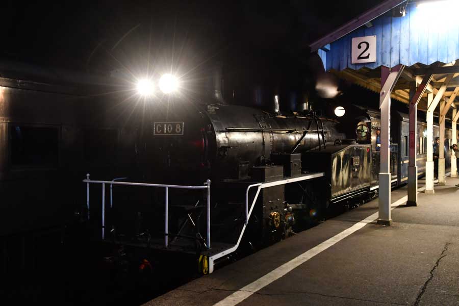 3両の客車を引くC10 形機関車8号機。1930（昭和5）年に製造された（画像：広岡祐）