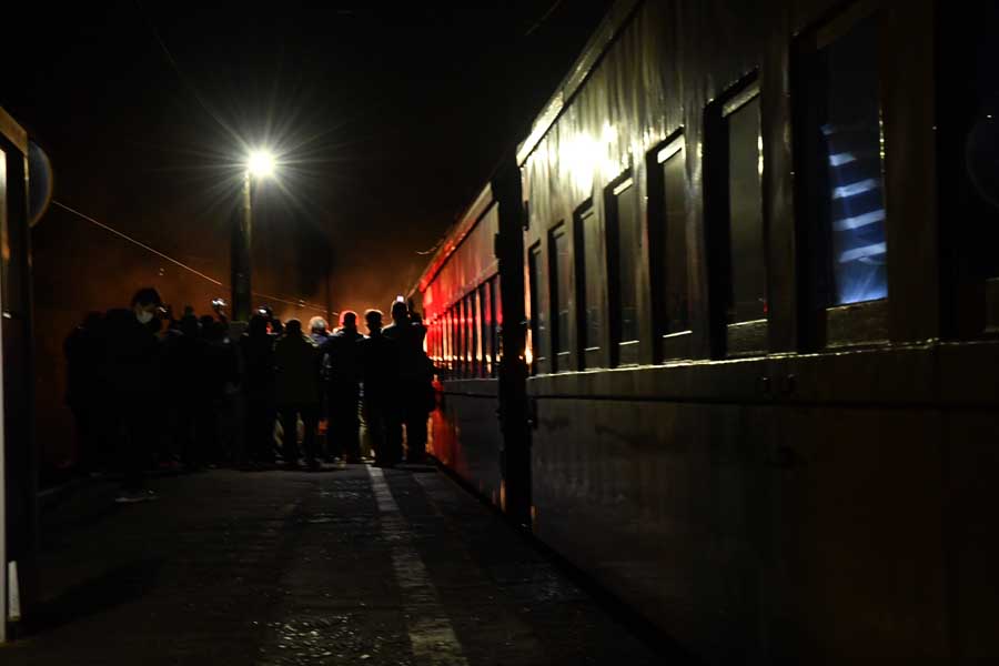 ホーム上で機関車の付け替えを撮影する人々。チャンスは5回。夜が更けるにつれて眺める人もまばらになっていった（画像：広岡祐）