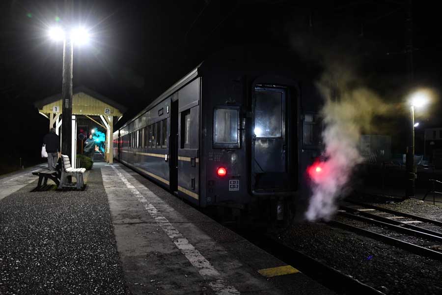 客車から立ち上る暖房のスチーム。長編成だと機関車から遠い車両は寒かった。今回は3両編成なので問題なし（画像：広岡祐）