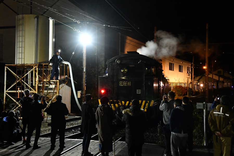 家山駅で機関車に給水（画像：広岡祐）