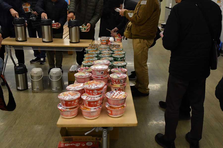 新金谷駅の休憩時に隣接する観光施設「プラザロコ」を開放、夜食のサービス（画像：広岡祐）