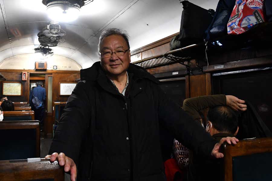 乗客を見送る大井川鐡道社長、鳥塚亮さん。C10 8号機は思い入れのある機関車だという（画像：広岡祐）