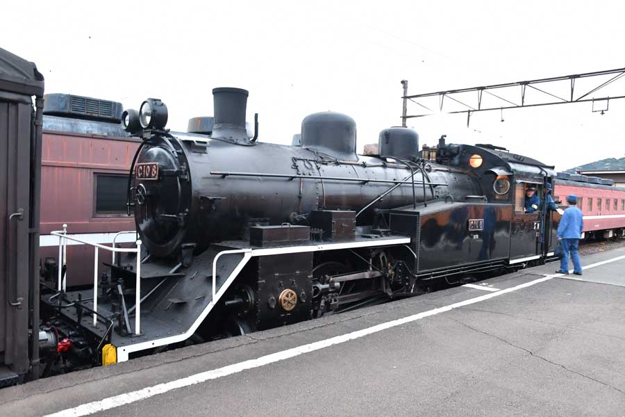 7時間におよぶ行程をのんびりと走り抜いたC10 8。朝日がのぼり、お別れの時間に（画像：広岡祐）