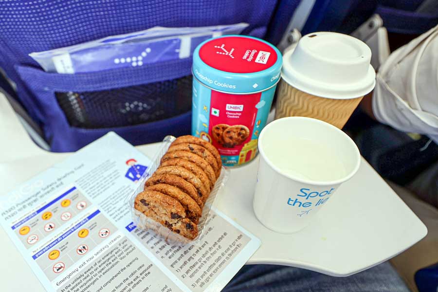 お土産用のビスケット缶に入ったインディゴの機内スナック(画像:Simply Aviation)