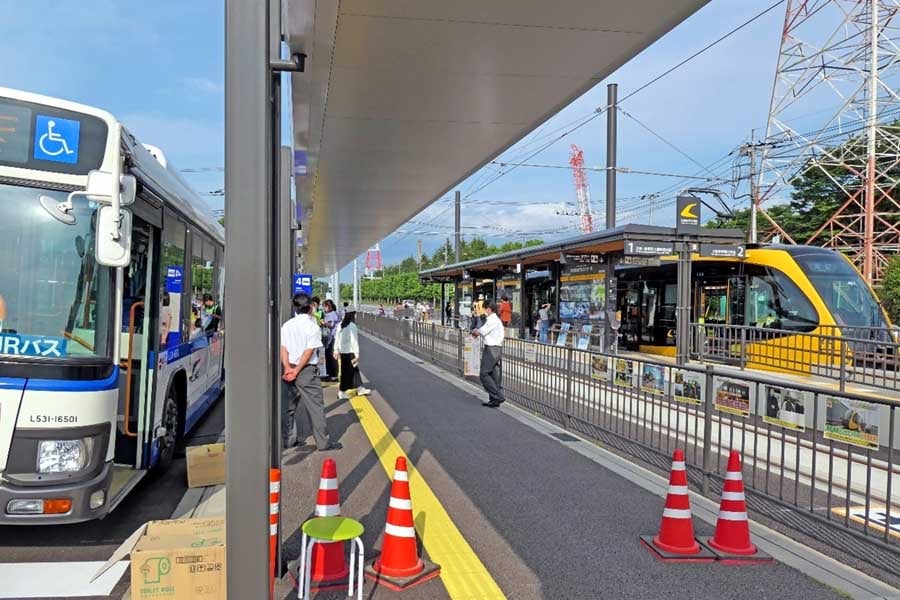 宇都宮LRTでは電車のホームにバス停が併設されているところがあり、横付されたバスに「対面乗り換え」もできる。清原地区市民センター前電停にて。この停留場には広大な無料駐車場も設置されている。筆者撮影（画像：若杉優貴）