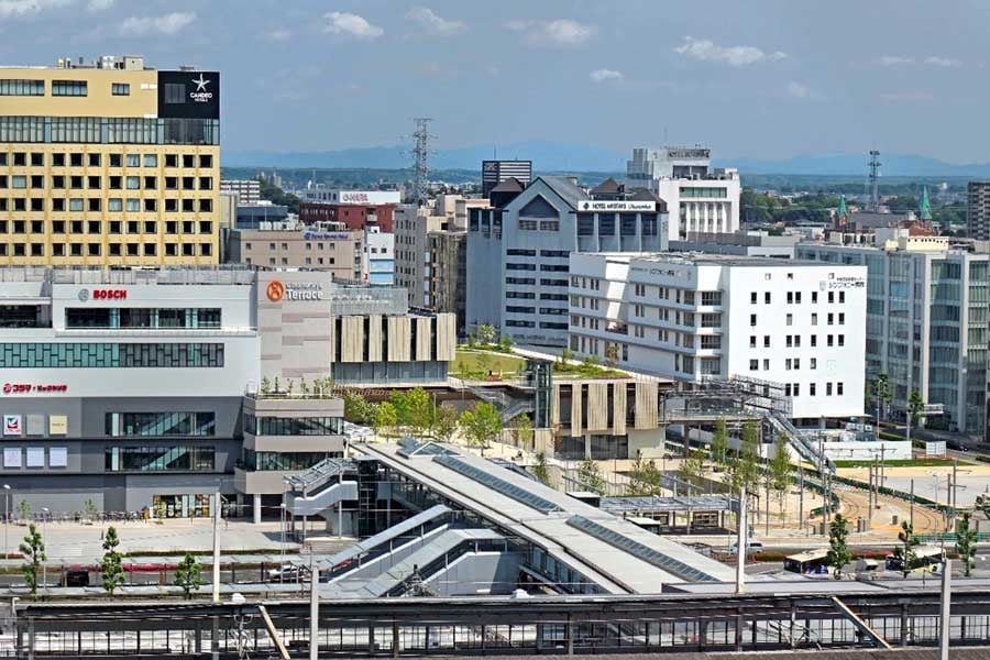 宇都宮LRTの開通に合わせて「新たな街」が生まれた宇都宮駅東口・宮みらいエリア。右手前から奥に曲がる線路がLRTだ。かつては「駅裏」だったが新たに商業施設やホテルなどが完成、拠点性が大幅に増した。筆者撮影（画像：若杉優貴）