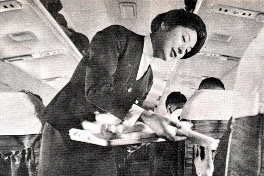 1960年代の機内サービスの様子。『家庭全科』1962年11月号より。