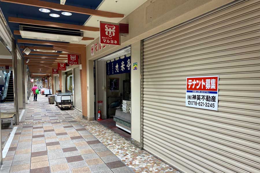 大正筋商店街東沿い、シャッター街と化したアスタくにづか3番館（画像：高田泰）