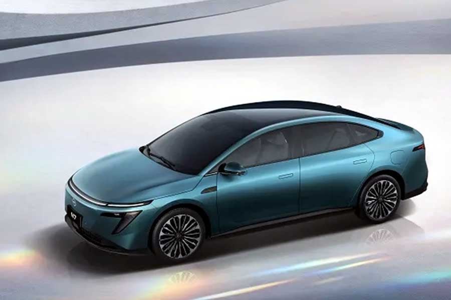 広州国際モーターショーで公開された日産のEV「N7」（画像：日産自動車）