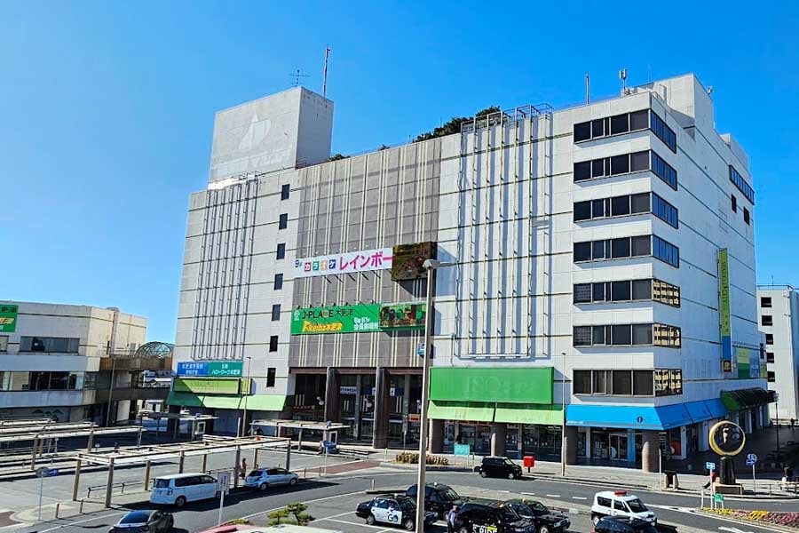 久留里線の起点木更津駅の駅前。旧木更津そごうの建物はスパークルシティ木更津として営業を継続しているが、入居する木更津市役所仮庁舎の賃貸借期限は2025年3月までとなっている。東京湾アクアライン開業は木更津を含む久留里線沿線地域の衰退を加速させた。2024年12月1日撮影（画像：大塚良治）