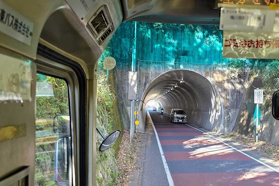 久留里～上総亀山の並行道路では、大型車の行き違いが困難な箇所がある。2024年12月1日撮影（画像：大塚良治）