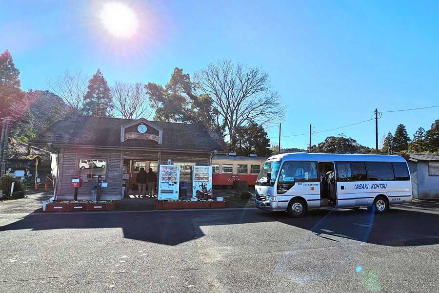 上総中野駅で出発を待ついすみ鉄道線代行バス。現在脱線事故で運休中。2024年12月14日撮影（画像：大塚良治）