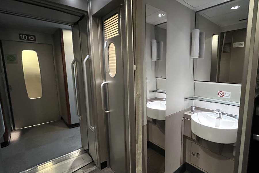 新幹線のデッキ部（画像：写真AC）