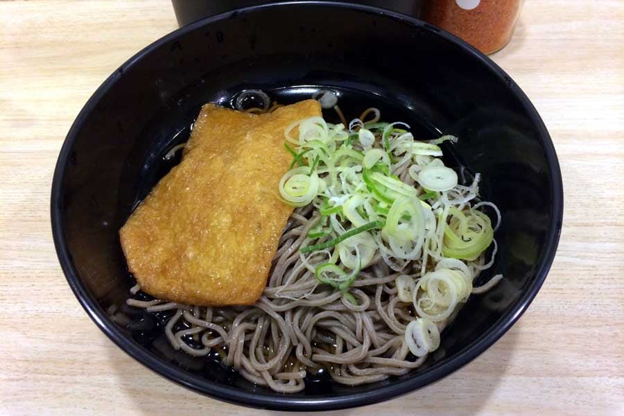 駅の立ち食いそば屋（画像：写真AC）