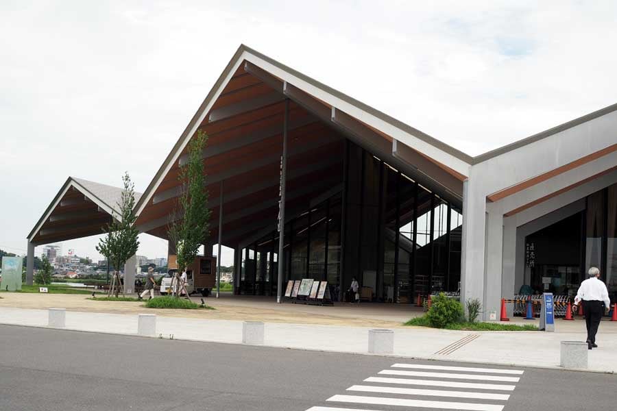 道の駅しょうなん。大きな庇が印象的な「てんと」（画像：中村圭）