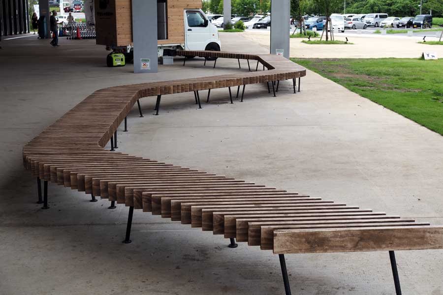 「てんと」前の休憩スペースとキッチンカー（画像：中村圭）