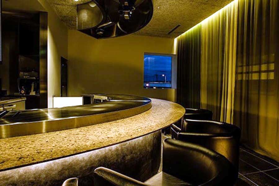 「道の駅さかい」。茶蔵内の「SAKAITEPPAN BY WOLFGANG ZWIENER」（画像：中村圭）