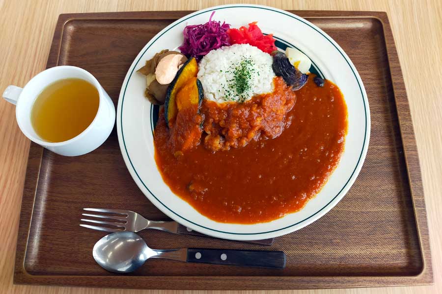 「道の駅しょうなん」。つばさ内「VEGETALIAN SHANTY」の「VEGETABLEトマト無水カレー」（画像：中村圭）