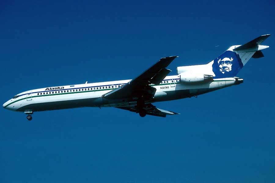 ロサンゼルス国際空港に向かうボーイング727-200Adv。1970年代初頭に導入された新しいカラーリングとロゴが施されている（画像：AlainDurand）