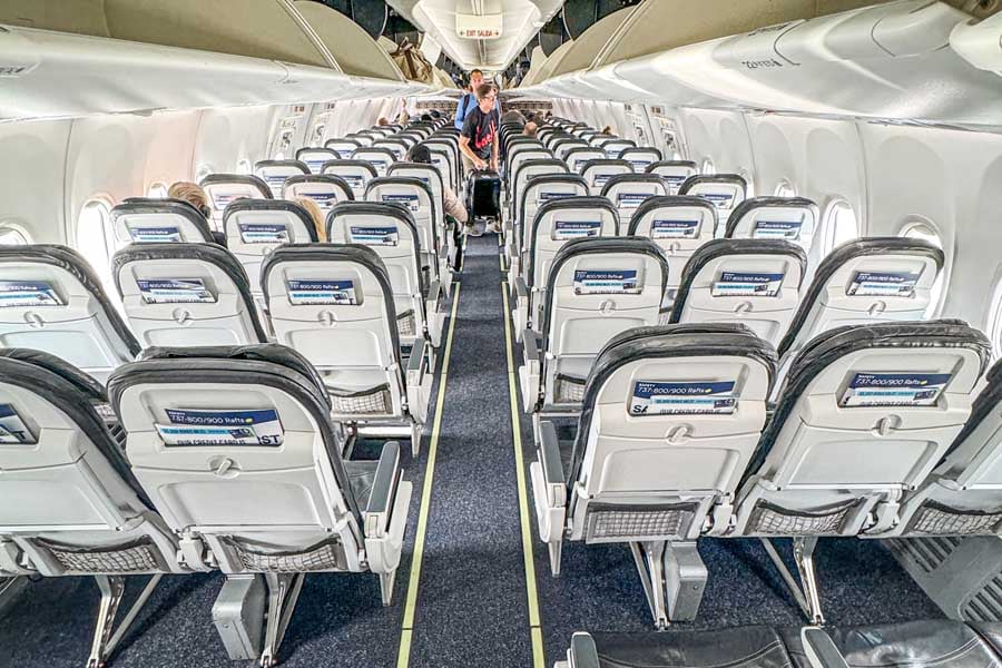 アラスカ航空737-900ERのエコノミークラスシート(画像:Simply Aviation)