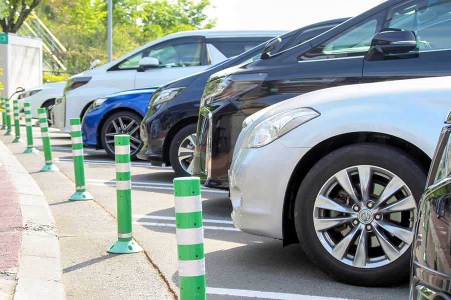 SAの駐車場（画像：写真AC）