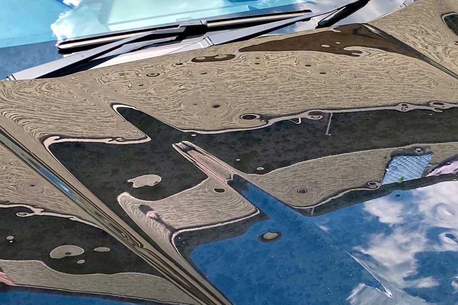 被害額が350万円オーバー！ 雹（ひょう）による被害を受けた車両の様子（画像：Merkmal編集部）