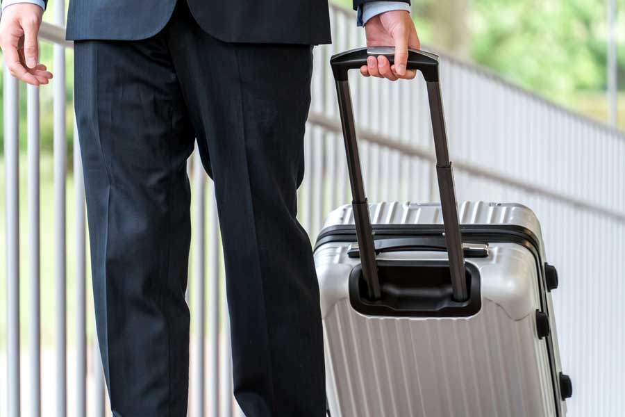 ビジネスマンの出張（画像：写真AC）
