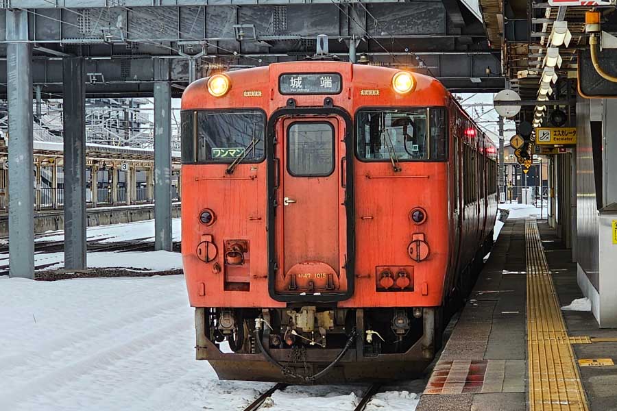 富山県ではJRの不採算路線の改善に向けて、JRと行政の協議が進む。城端線高岡駅で2024年1月27日撮影（画像：大塚良治）