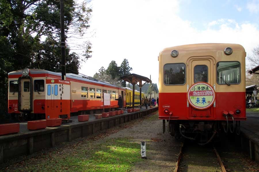 上総中野駅で並ぶいすみ鉄道キハ20(左)と小湊鉄道のキハ200形。2017年11月23日撮影(画像:大塚良治)
